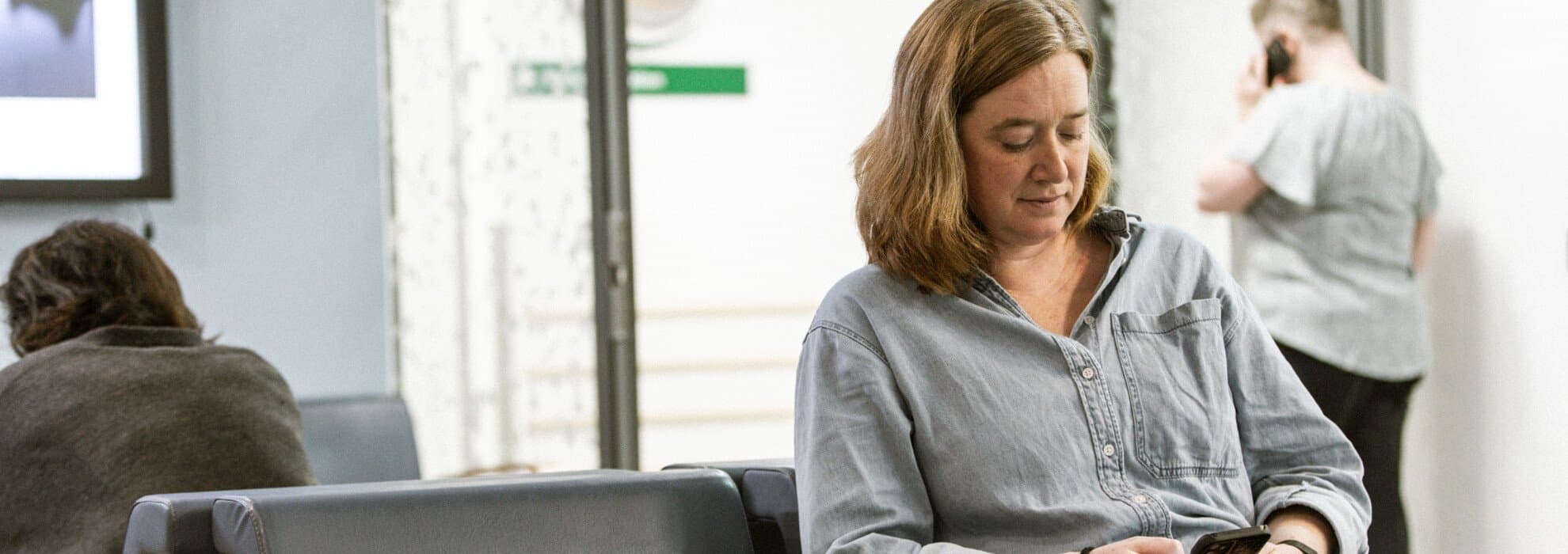 kvinna i väntrum kvinna i väntrum