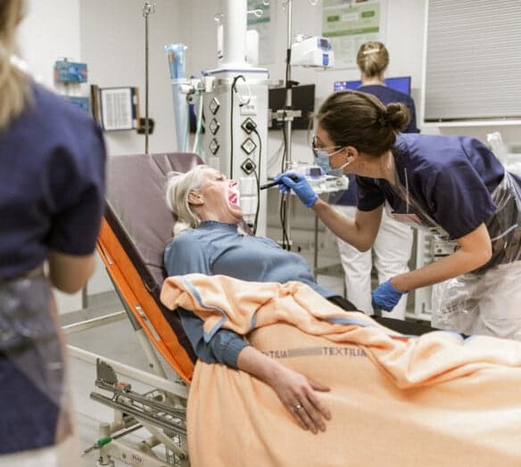 läkare undersöker patient läkare undersöker patient