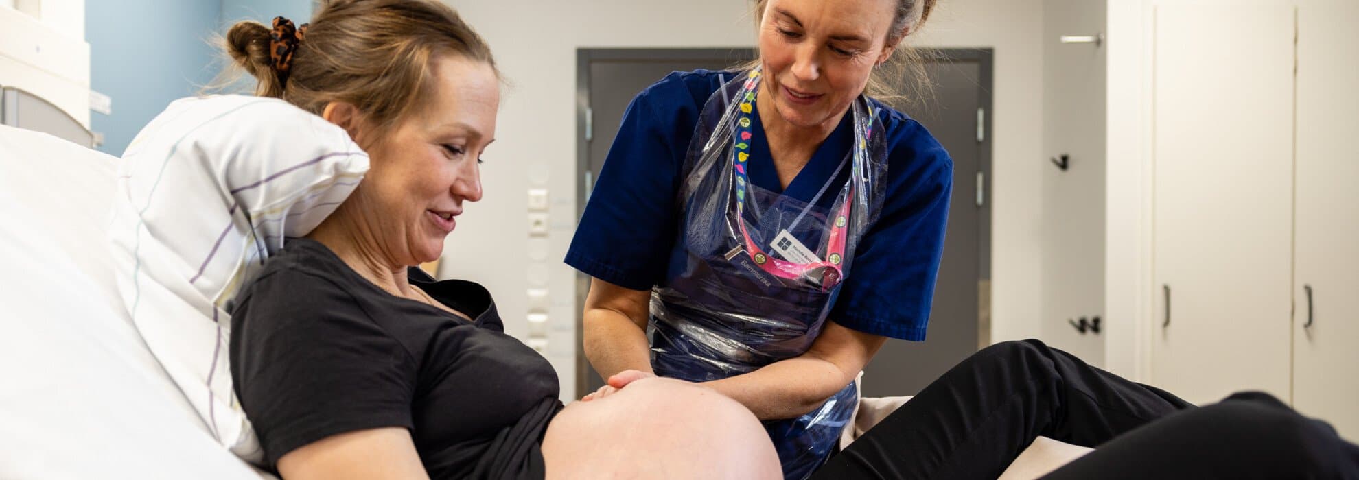 sköterska som undersöker gravid sköterska som undersöker gravid
