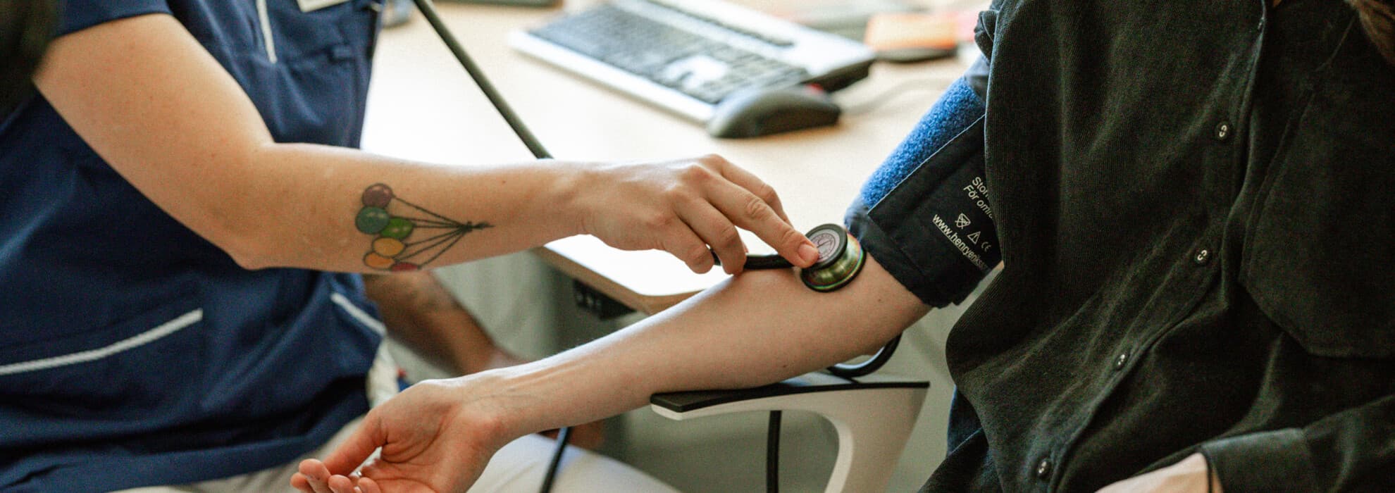 sköterska tar blodtryck på patient sköterska tar blodtryck på patient