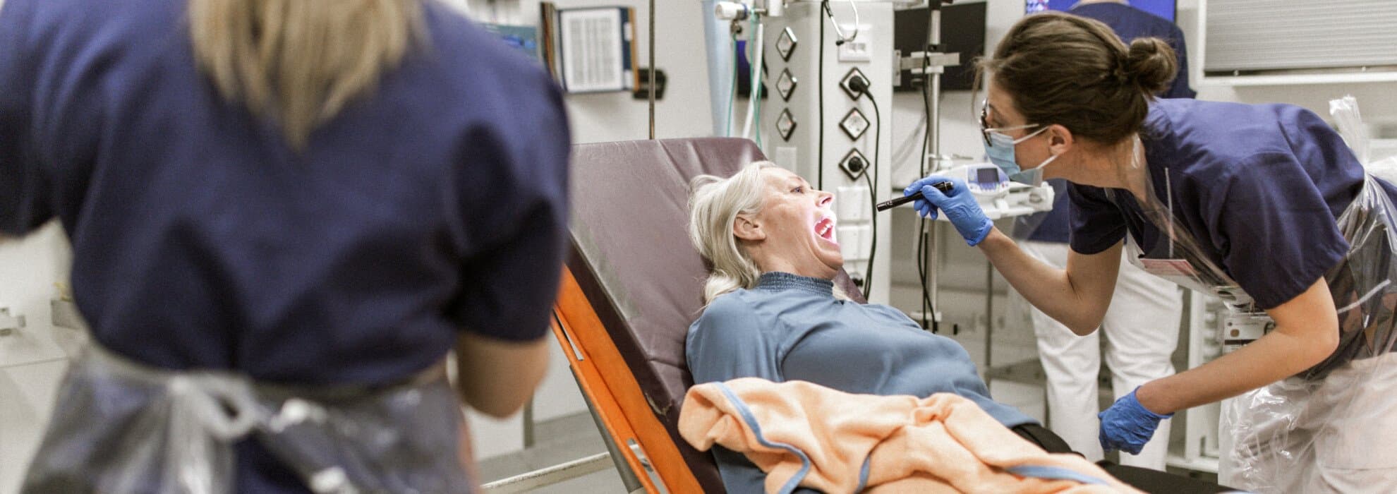 medarbetare undersöker patient medarbetare undersöker patient