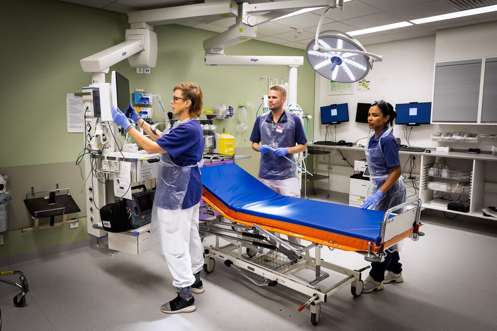 Medarbetare på akutmottagningen förbereder för att ta emot en patient i ett akutrum.