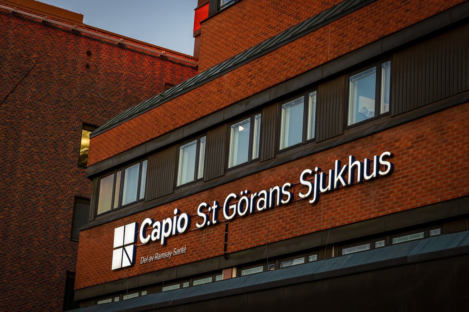 Bild på sjukhusets fasad.