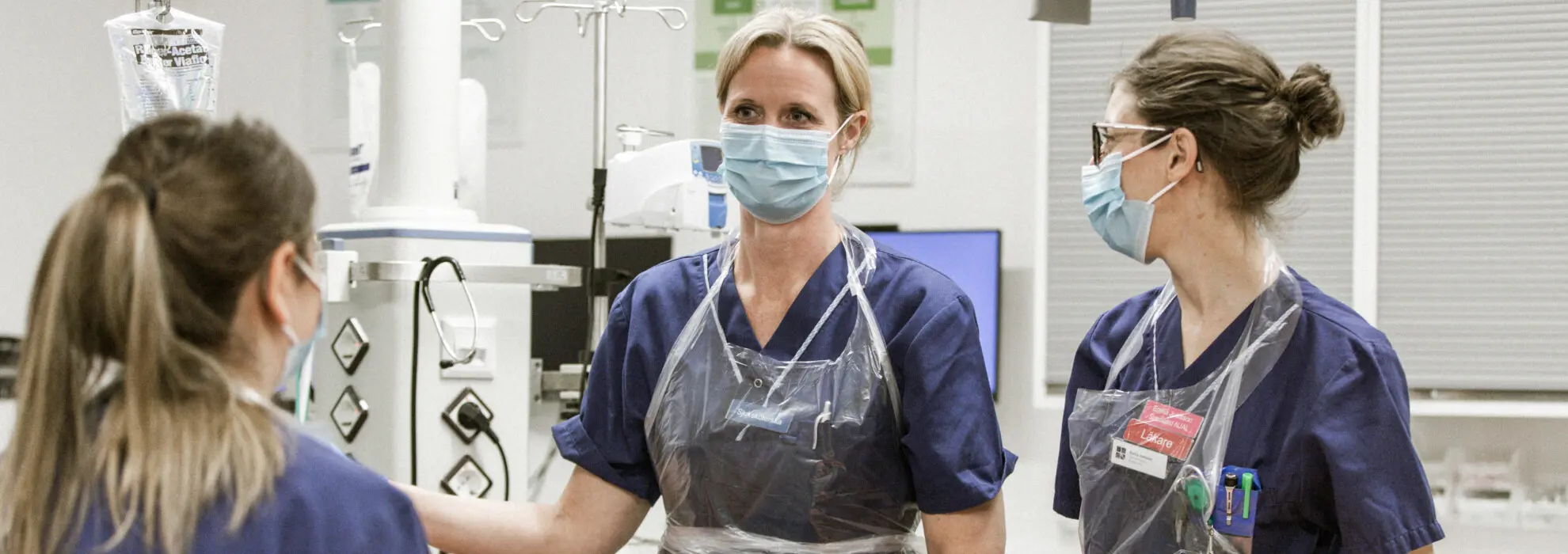 vårdpersonal tar hand om patient