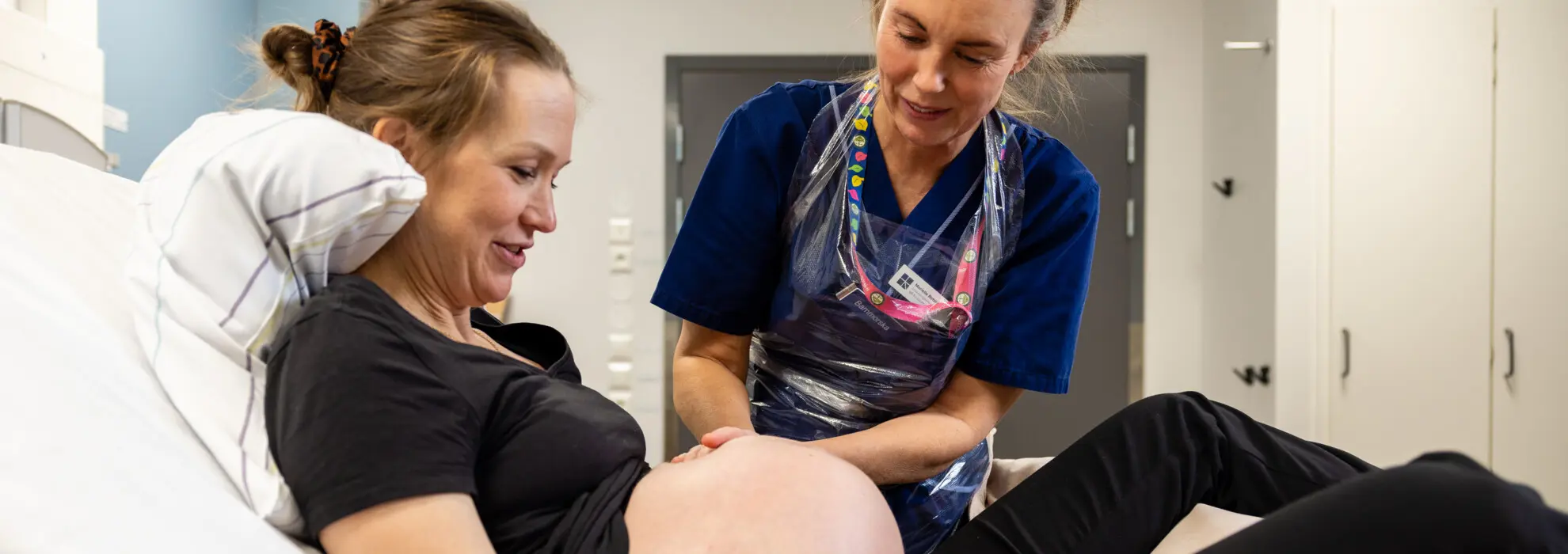 sköterska som undersöker gravid