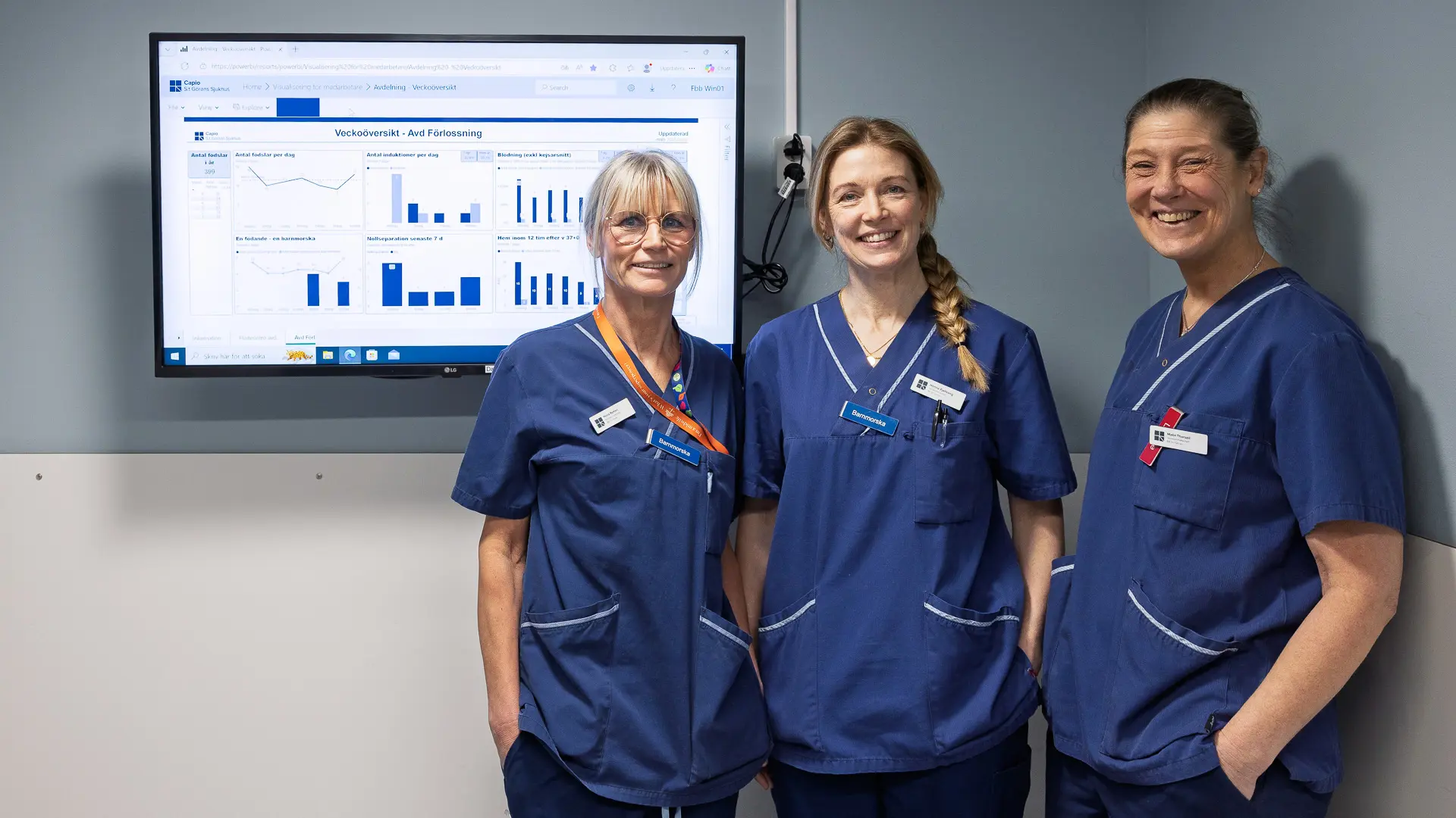 Petra Ryman, Hanne Fjellvang och Malin Thorsell vid en av de skärmar som visar en översikt av kvalitetssiffror på BB S:t Göran.